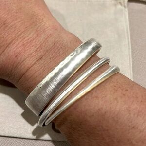 Kendra Scott hammered silver bangle bracelets set of 3